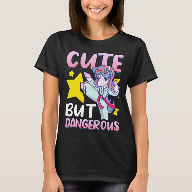 Camiseta Cute But Dangerous Girls MMA  Judo Karate Unicorn  (Frente)