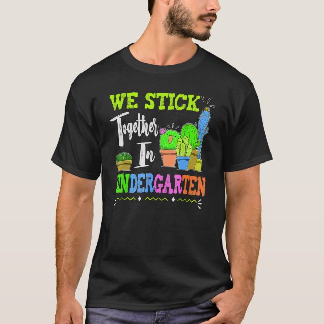 Camiseta Cute Cactus Team Kindergarten We Stick Together Te (Frente)