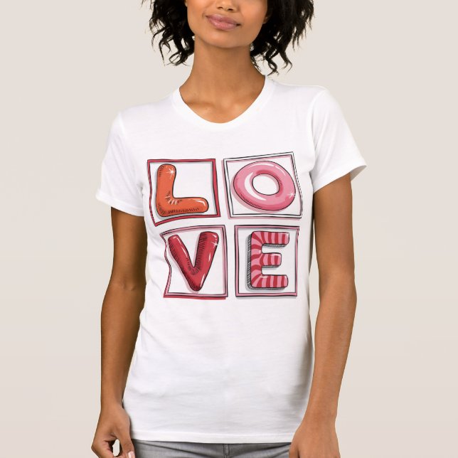 Camiseta Cute Candy-Style LOVE Typography Illustration  (Frente)