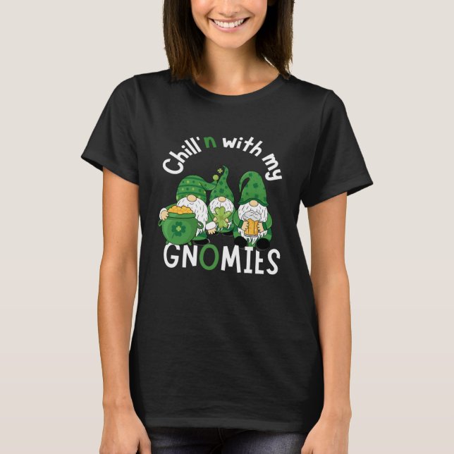 Camiseta Cute Chill n With My Gnomies  St Patricks day hand (Frente)