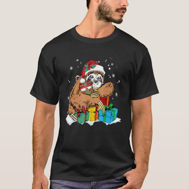 Camiseta Cute Christmas Sloth and Santa Claus Hat (Frente)