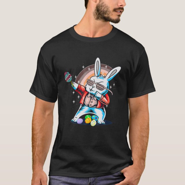 CAMISETA CUTE DABBING RABBIT RAINBOW EASTER EGG BUNNY EASTE (Frente)