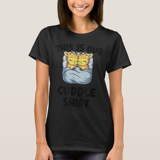 Camiseta Cute Giraffe Couple This Is Our Cuddle  (Frente)