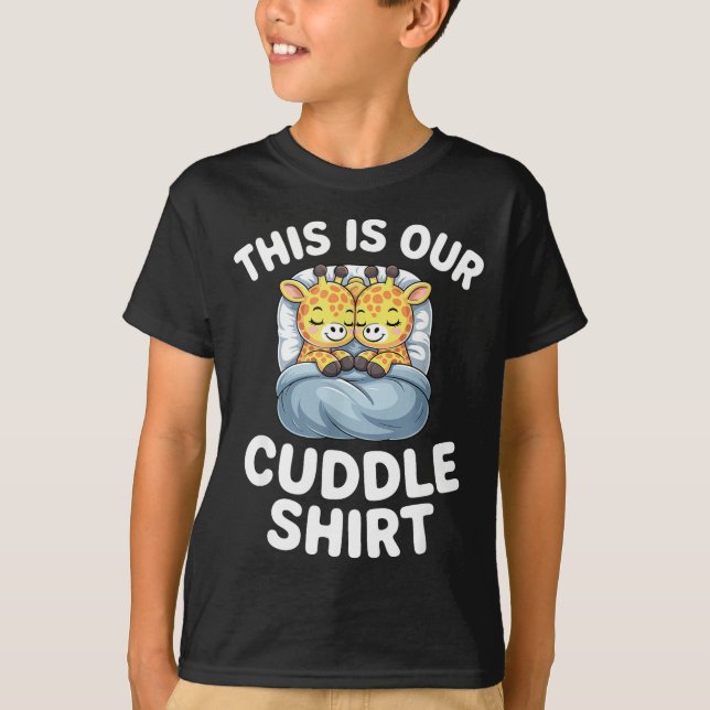 Camiseta Cute Giraffe Couple This Is Our Cuddle  (Frente)