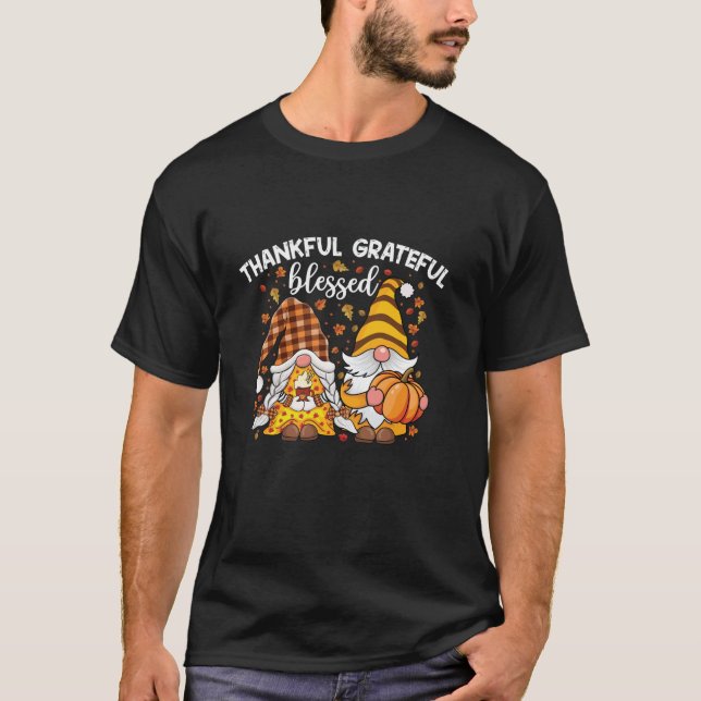 Camiseta Cute gnomes couple with pumpkin spice Fall Yall au (Frente)