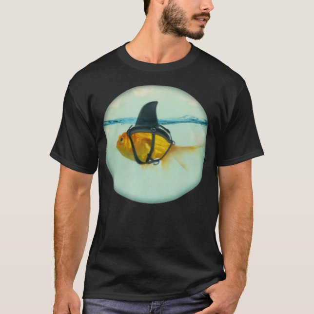 Camiseta Cute Goldfish with a Shark Fin Fashion  (Frente)