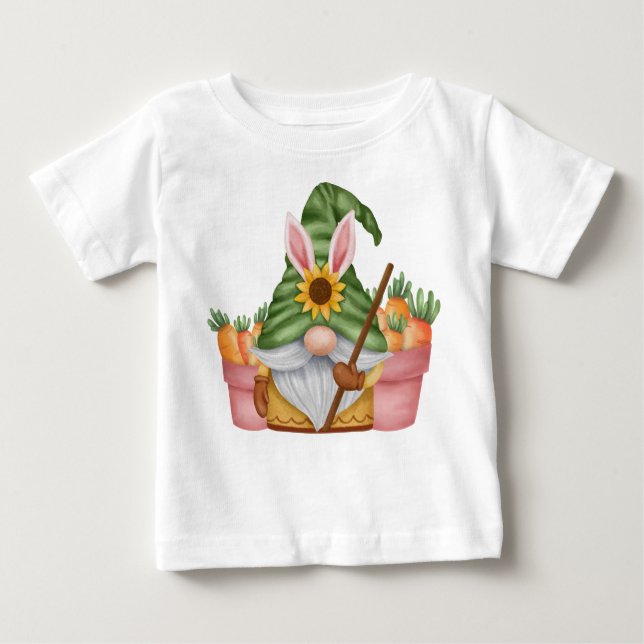 CAMISETA CUTE GREEN EASTER GNOME WITH ORANGE CARROTS (Frente)