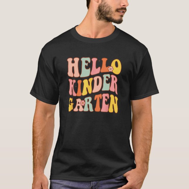 Camiseta Cute Hello Kindergarten Groovy First Day Of School (Frente)