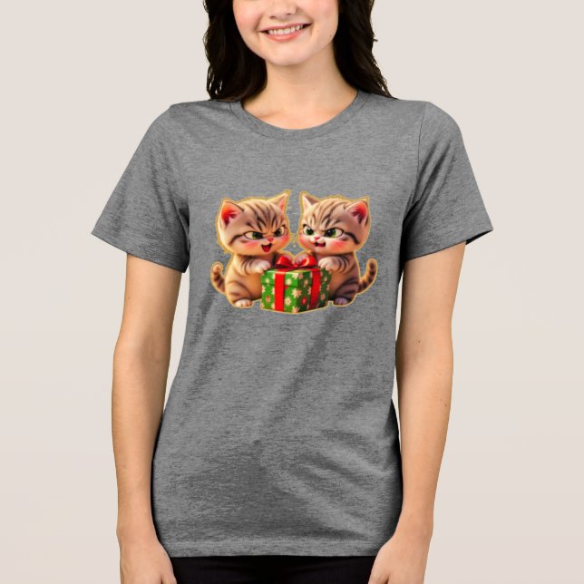 Camiseta **Cute Kittens Fighting Over a Gift – Funny Christ (Frente)