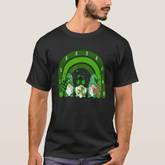 Camiseta Cute Lucky Rainbow Gnome Happy St Patricks Day Fam