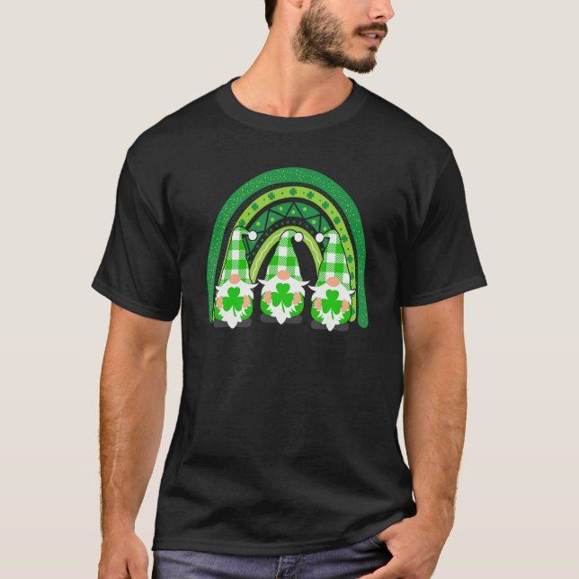Camiseta Cute Lucky Rainbow Gnome Happy St Patricks Day Fam (Frente)