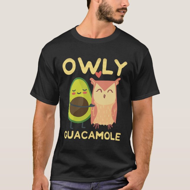 Camiseta Cute Owl And A Avocado  Owly Holy Guacamole (Frente)