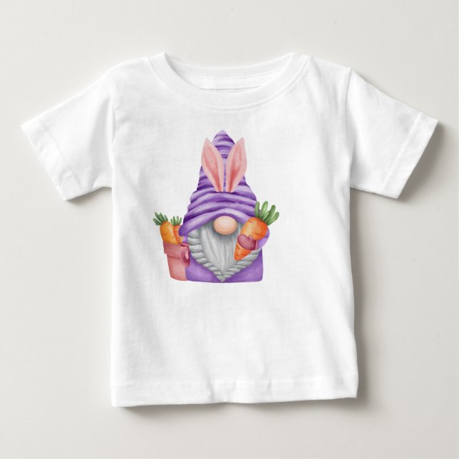 CAMISETA CUTE PURPLE EASTER GNOME WITH ORANGE CARROTS (Frente)