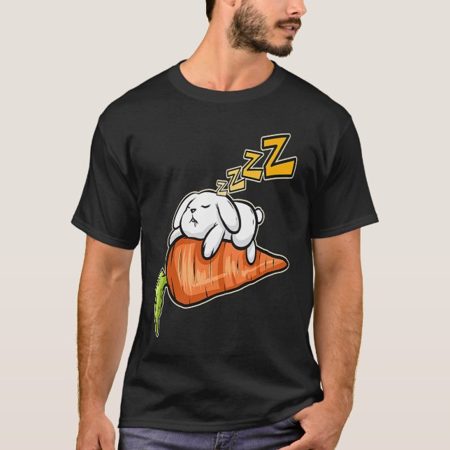 Camiseta Cute Rabbit Sleeping On A Carrot On Easter (Frente)
