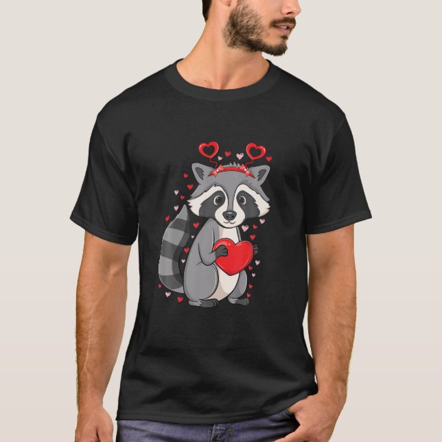 Camiseta Cute Raccoon Segurando Corações Namorados de Padrõ (Frente)