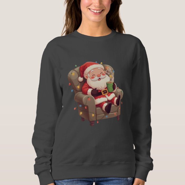 Camiseta Cute Relaxing Santa Illustration – Cozy Christmas  (Frente)