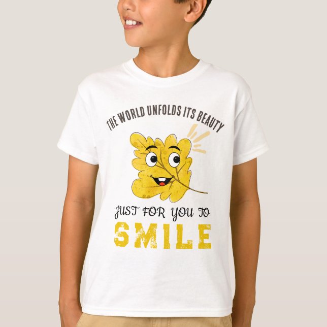 Camiseta Cute Smiling Leaf "The World Unfolds Its Beauty" (Frente)