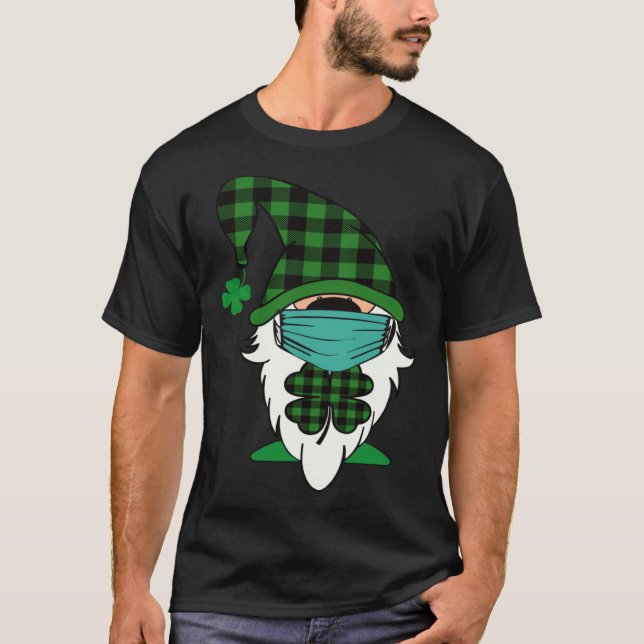 Camiseta Cute St Patricks Day  Gnome Face Mask Quarantine (Frente)