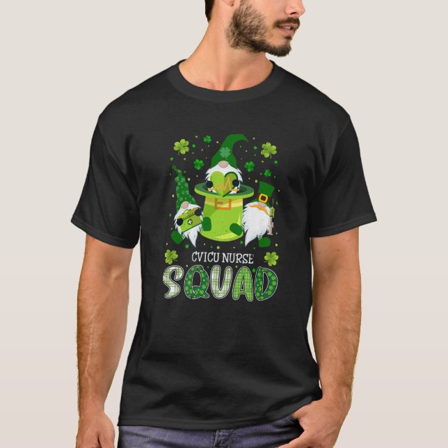 Camiseta CVICU Nurse Squad Nursing St Patrick Day Gnomes Ir (Frente)