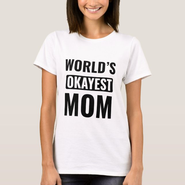 Camiseta da Mãe Mais Okayest do Mundo (Frente)