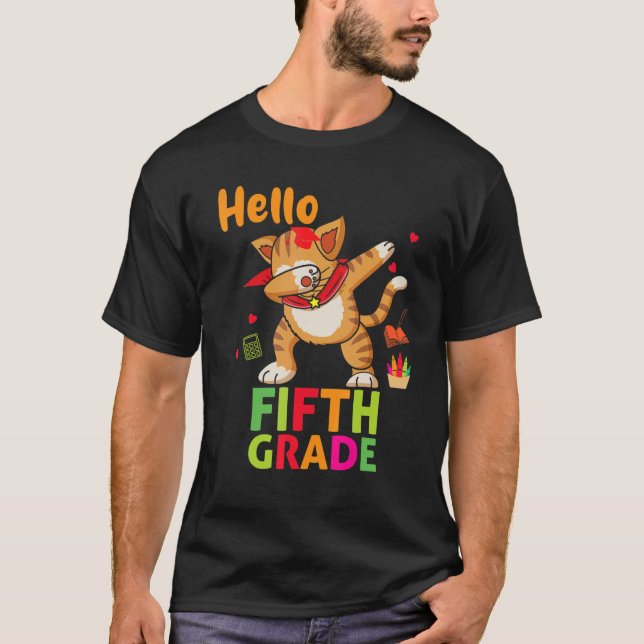 Camiseta Dabbing Cat Hello 5º ano 1º dia de escola (Frente)