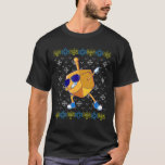 Camiseta Dabbing Dreidel Ugly Hanukkah Sweater Xmas Chanuka<br><div class="desc">Suéter Ugly Hanukkah, Consiga esta bonitinha e engraçada Feliz Chanukah Dançando Menorah em Hanukkah com velas e um presente de novidade gráfico para o Natal, o Xmas comemora o Festival Judaico de Férias das Luzes, Bat Mitzvah, ideia de dom X-Mas do Chrismukkah Lover. Engraçado Chanukah Gifts, Men, Women, Kids, Youth,...</div>