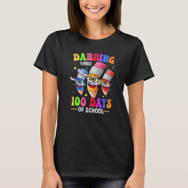 Camiseta Dabbing Thru 100 Days Of School Crayon Teacher Kid (Frente)