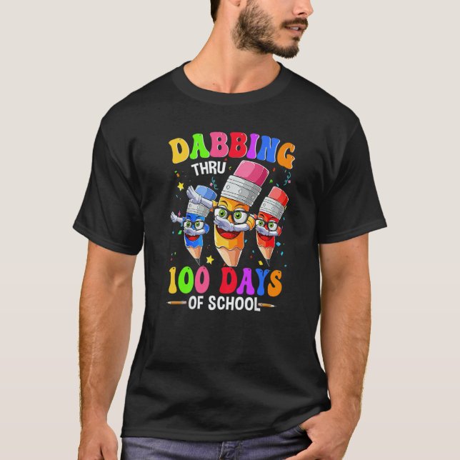 Camiseta Dabbing Thru 100 Days Of School Crayon Teacher Kid (Frente)