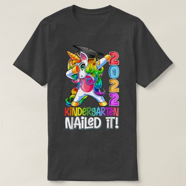 Camiseta Dabbing Unicorn Kindergarten Nails (Frente do Design)