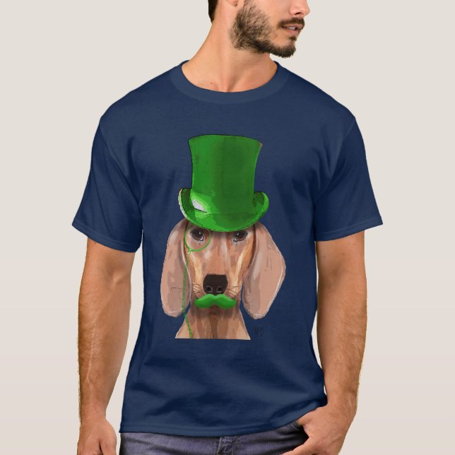 Camiseta Dachshund com chapéu verde e bigode (Frente)