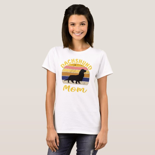 Camiseta Dachshund Mamãe Vintage Sunset: Longo Cabelo (Frente Completa)