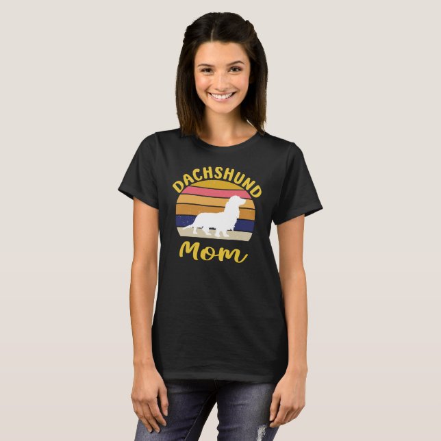 Camiseta Dachshund Mamãe Vintage Sunset: Longo Cabelo (Frente Completa)