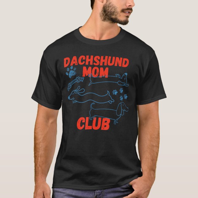 Camiseta Dachshund Mom Club Life is Better with Doxies Moth (Frente)