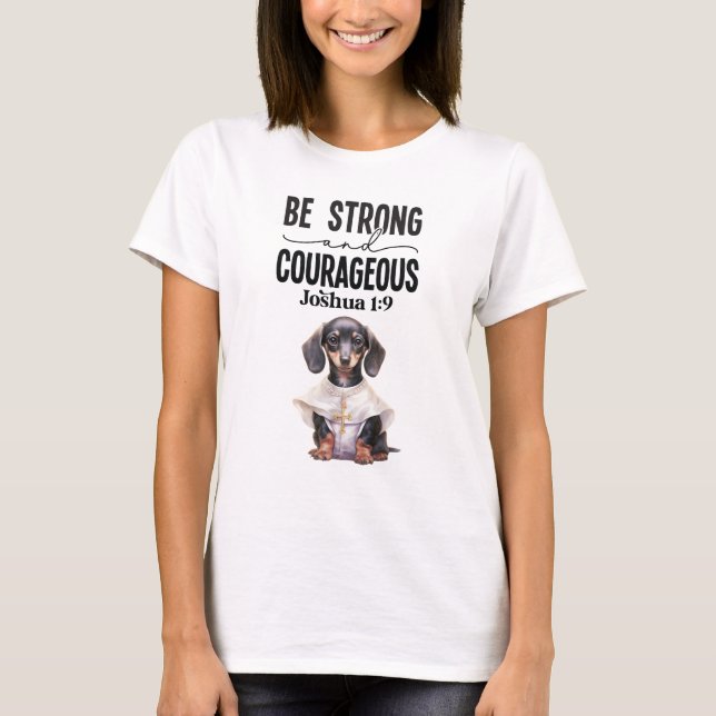 Camiseta Dachshund Priest Seja Forte e Corajosa (Frente)