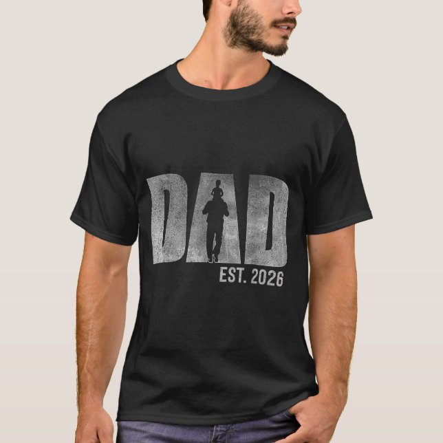 Camiseta Dad Est. 2026 Father 2026 Loading New Dad 2026  (Frente)