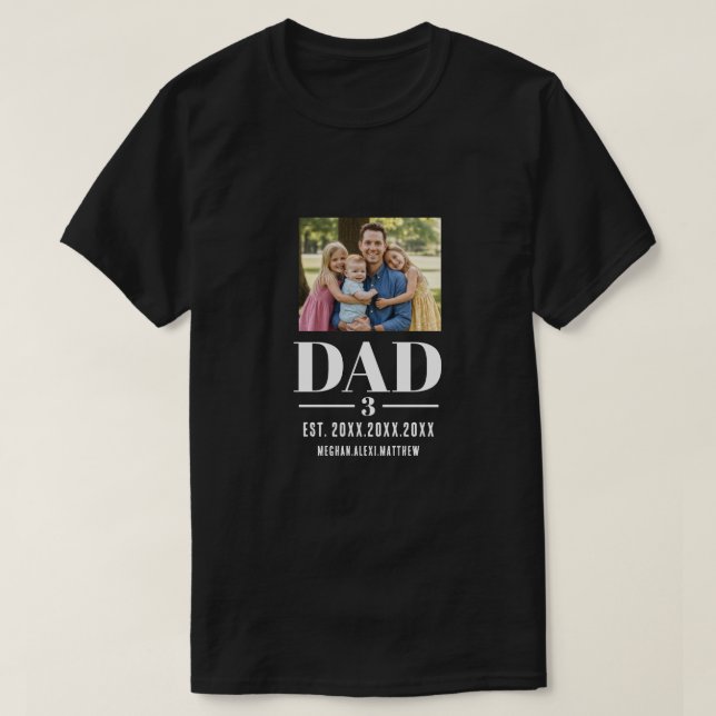 Camiseta Dad Est. Year Names Number Photo Script Dark (Frente do Design)