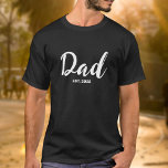 Camiseta Dad Established New Dad Gift<br><div class="desc">Black White Dad Established New Dad Gift - Minimal Elegant Script Dad T-shirt - Add your custom "Est" established year date when your first child was born. Add additional years for each child.</div>
