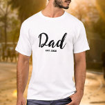 Camiseta Dad Established New Dad Gift<br><div class="desc">Black White Dad Established New Dad Gift - Minimal Elegant Script Dad T-shirt - Add your custom "Est" established year date when your first child was born. Add additional years for each child.</div>
