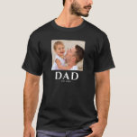 Camiseta Dad Established Photo Father’s Day Black<br><div class="desc">Personalized Dad Established photo design with classic minimalist typography. This new dad keepsake celebrates the year he became a dad and showcases a favorite family photo. A meaningful reminder of fatherhood and a heartfelt gift for a proud new dad.</div>