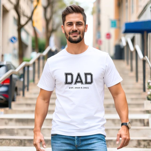Camiseta Dad Established Simple Modern Typography White (Dad Established years design with popular block college style lettering - fully personalizable)