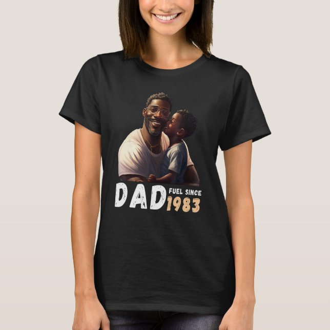 Camiseta Dad Fuel Since 1983 Quote Black King Magic Fathers (Frente)