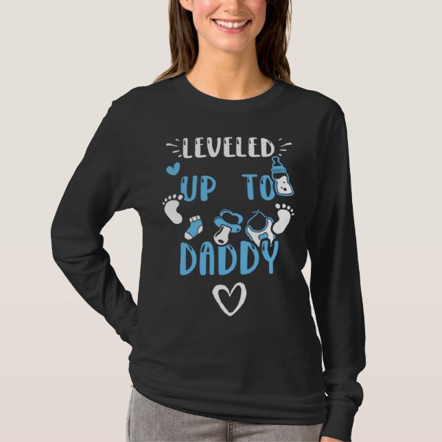 Camiseta Dad Leveled Up To Daddy  Baby Boy Sayings (Frente)