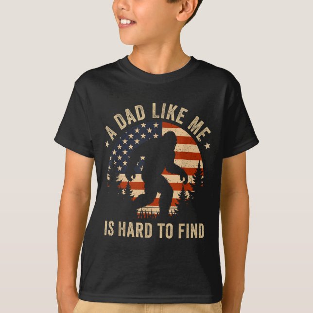 Camiseta Dad Like Me Is Hard To Find Bigfoot Usa Flag Funny (Frente)