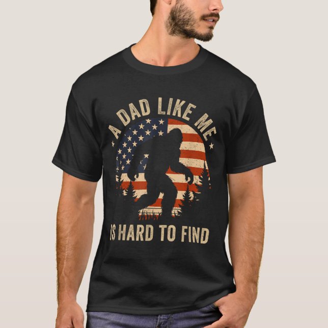 Camiseta Dad Like Me Is Hard To Find Bigfoot Usa Flag Funny (Frente)