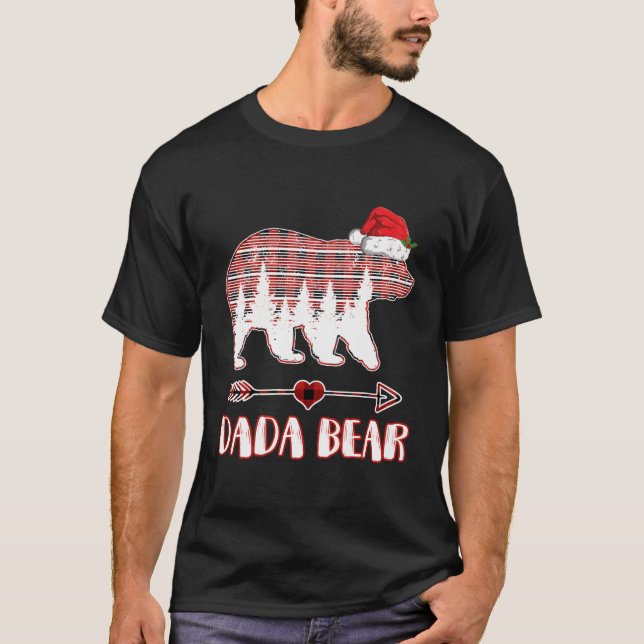 Camiseta Dada Bear Christmas Pajama Red Xadrez Buffalo Famí (Frente)