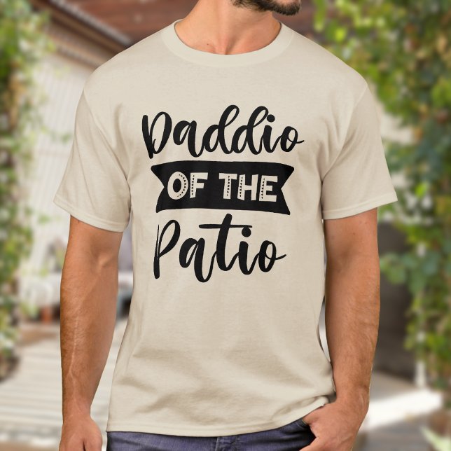 Camiseta Daddio of the Patio Father's Day Dad  (Criador carregado)