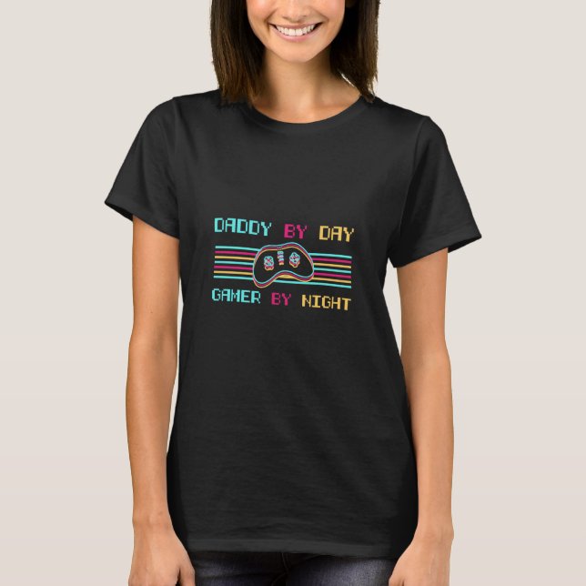 Camiseta Daddy by Day Gamer By Night Loves Playing Video Ga (Frente)