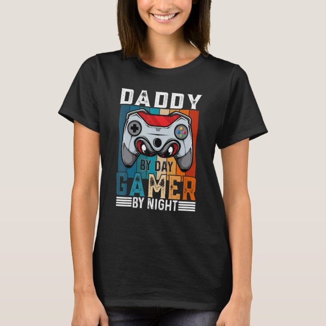 Camiseta DADDY By Day Gamer By Night Meme For Gamers (Frente)