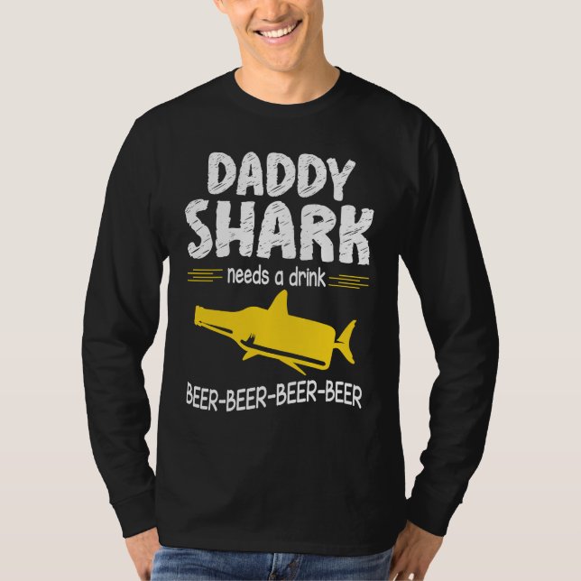 Camiseta Daddy Shark Needs A Drink Beer Happy Father Day Da (Frente)