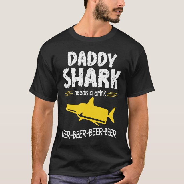 Camiseta Daddy Shark Needs A Drink Beer Happy Father Day Da (Frente)